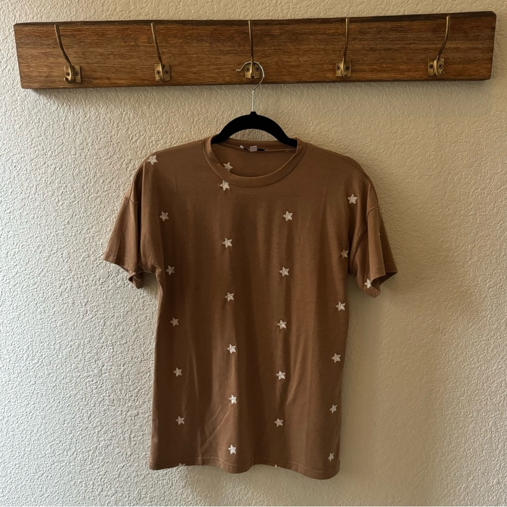 Crew Neck Tee with Star Embroidery. Sz Sm